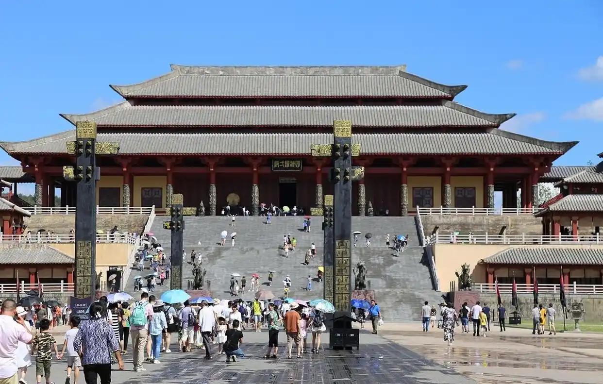 横店迎来了三十年来最惨烈的一次断臂求生。
10月23日，横店影视城在自家产业大会