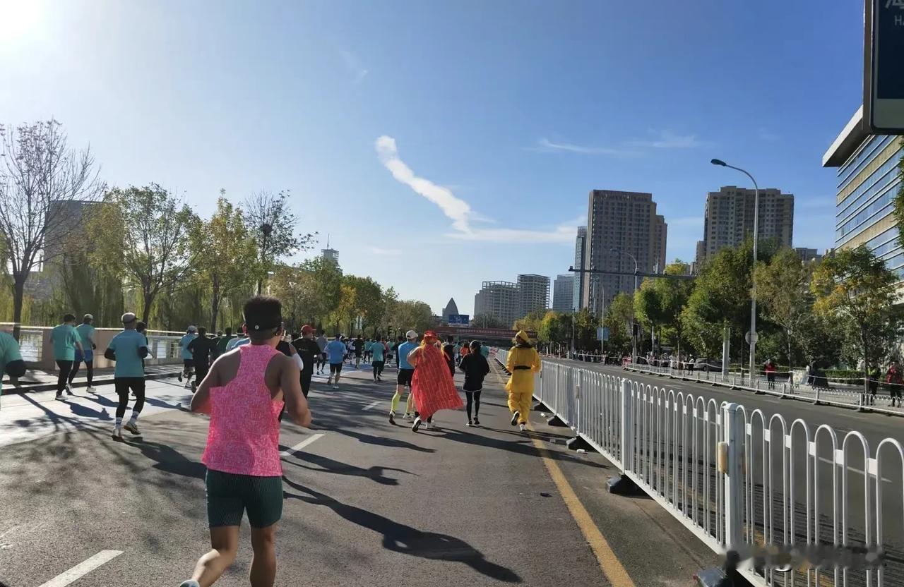 2024天津马拉松，阳光蓝天下的速度与激情！你见过马拉松赛道上的“西游记”与卡通