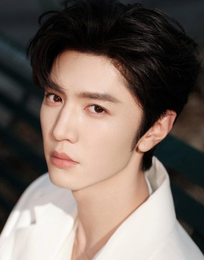 陈哲远[超话]陈哲远素颜手势舞陈哲远素颜即兴跳手势舞，近距离怼脸颜值依旧能打，清