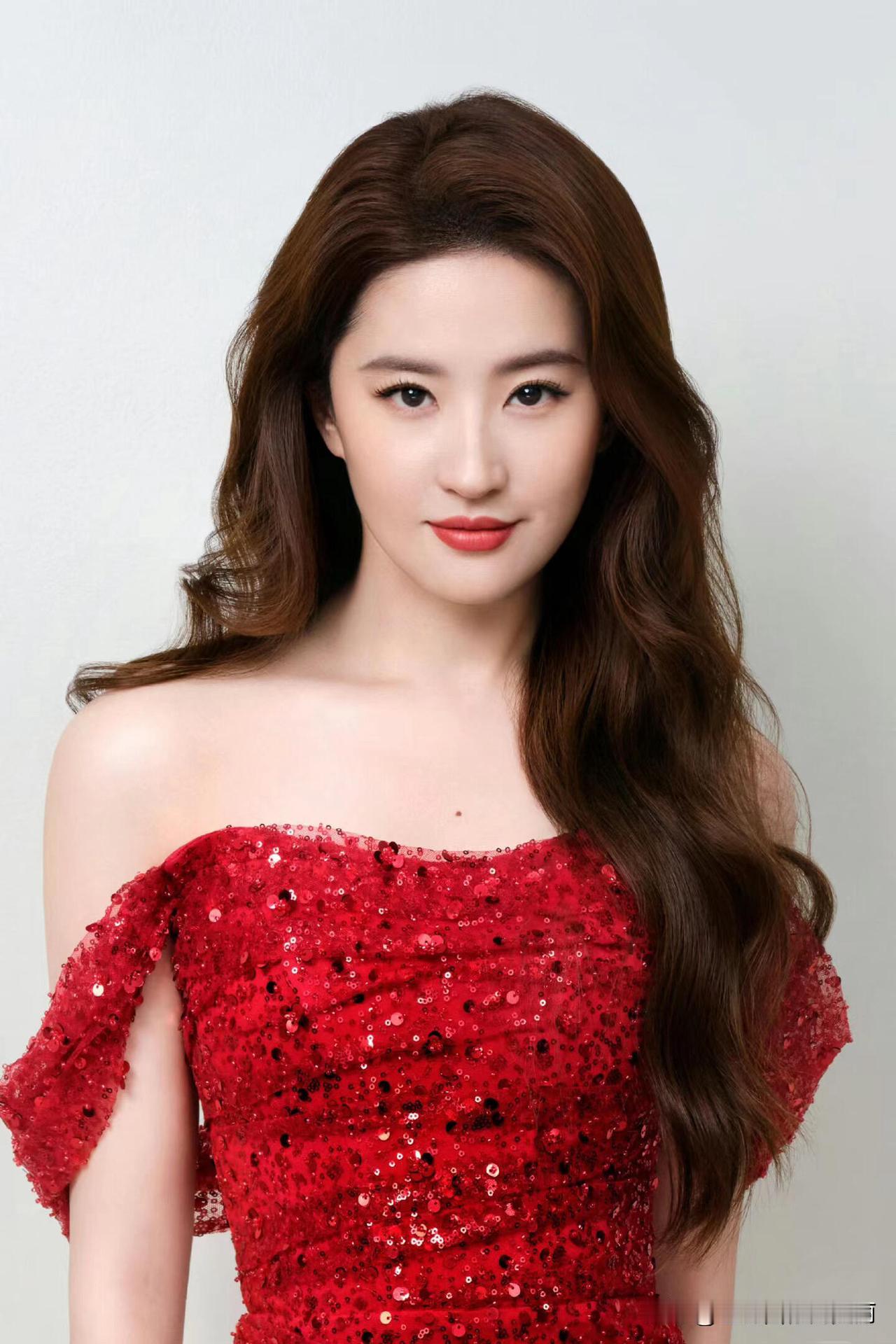 这才是人间绝色吧。
五官精致得像艺术品，气质又干净又高级，一出场就自带光芒。
 