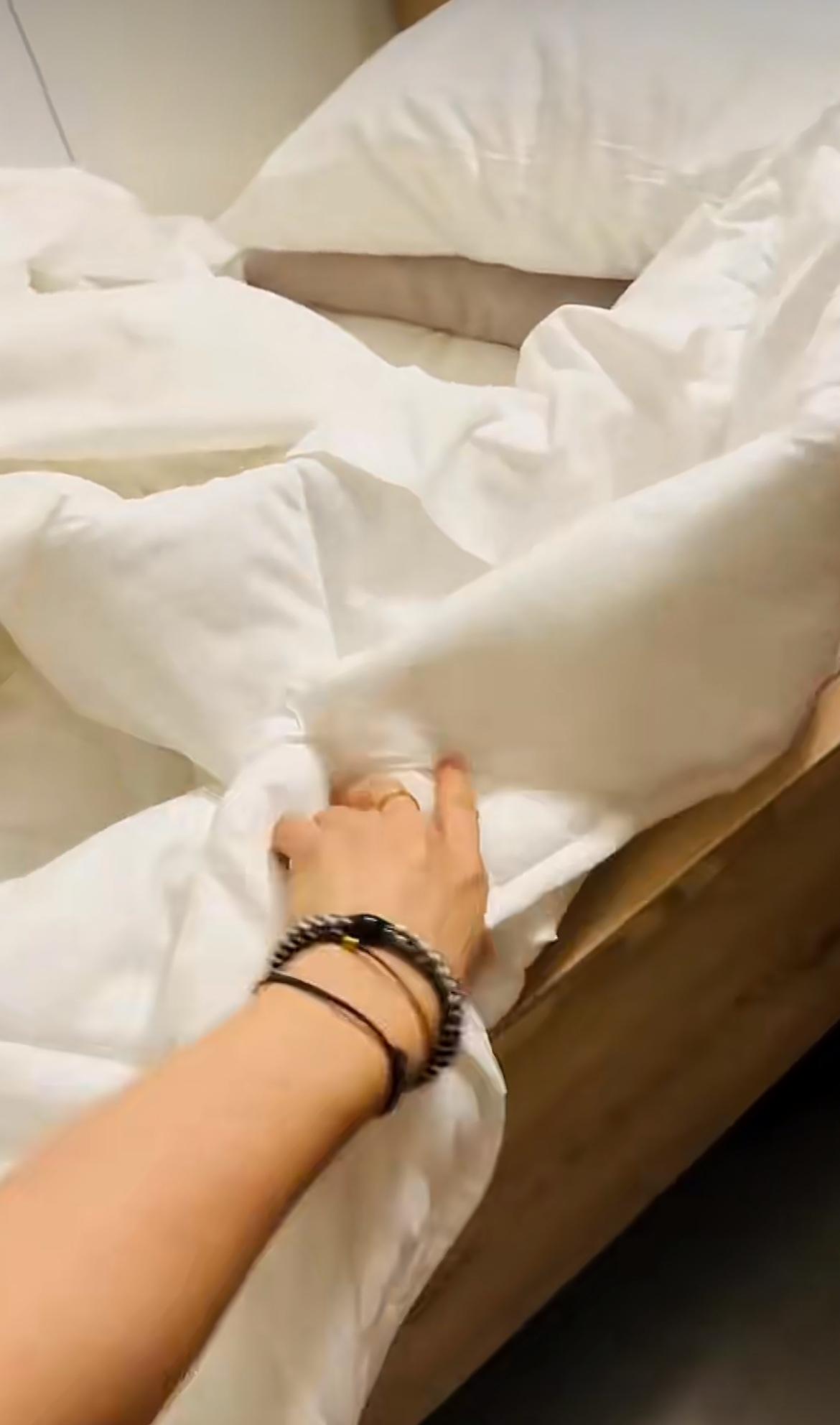 中国滑雪运动员董冰晒米兰冬奥会运动员居住环境，只有一床夏季的薄被，晚上睡觉实在太