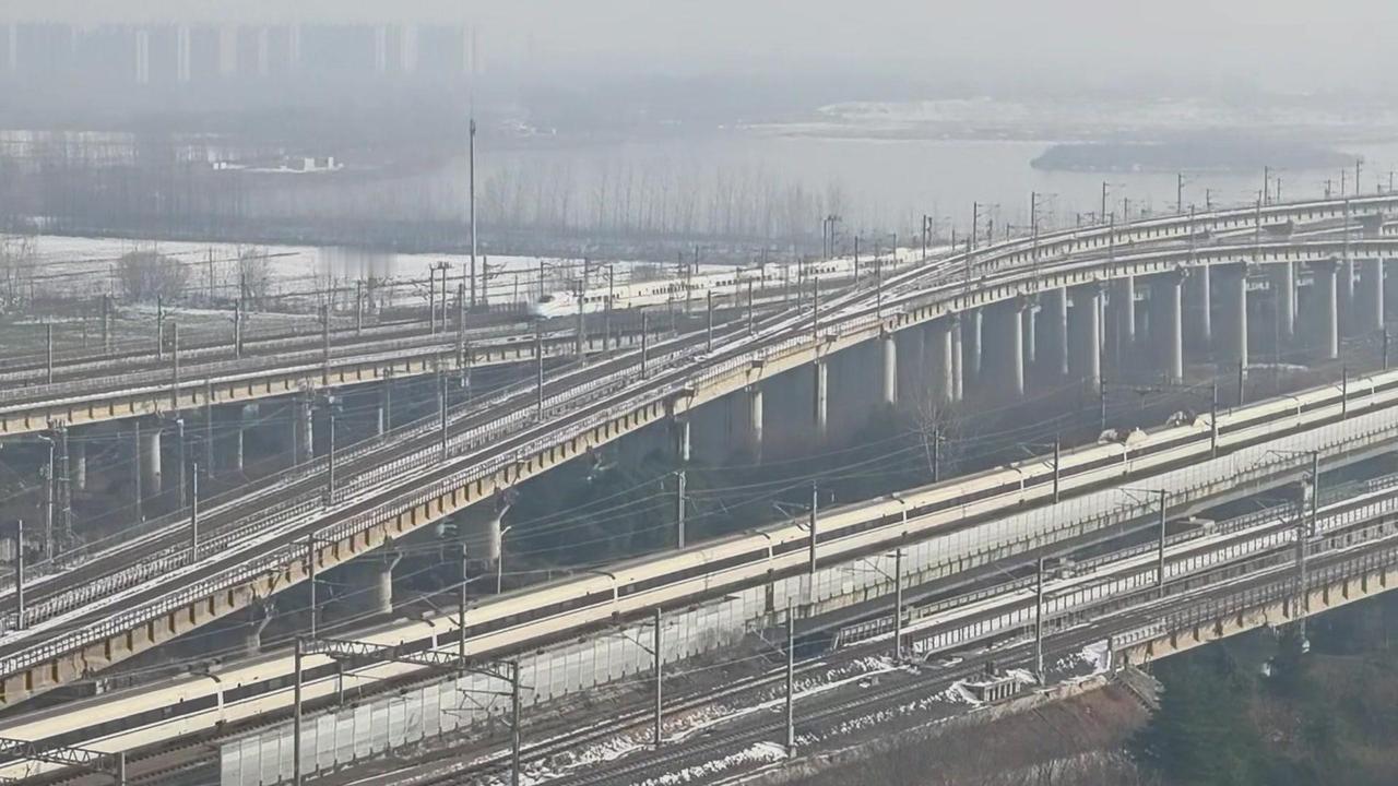 🚄雪后凤凰山看高铁交汇，徐州大湖站的火车“对话”太震撼！
和谐号交汇瞬间，两条