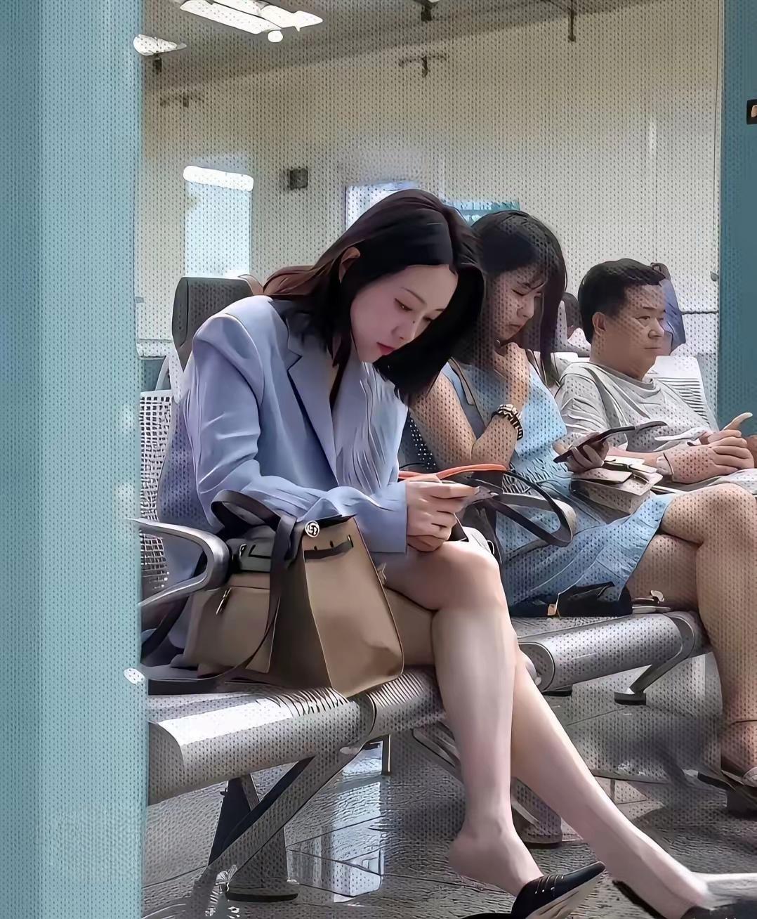发现不少女士，休息的时候爱把高跟鞋勾在脚尖。
你们知道她这是什么意思吗？