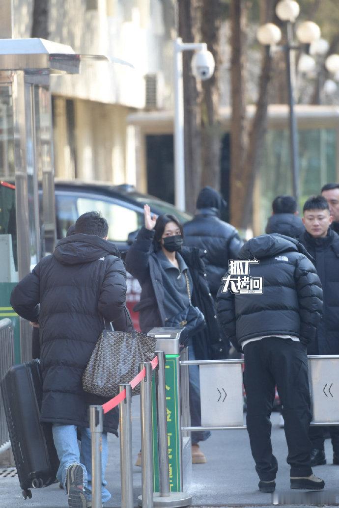 希林娜依高马年春晚第二次联排 希林娜依高再度现身联排，神情专注，装扮利落。春晚是