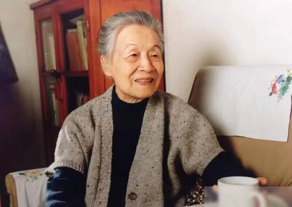网上常有一句话：能让你温柔的人，是给了你极致的爱；能让你沉默的人，未必真出自杨绛