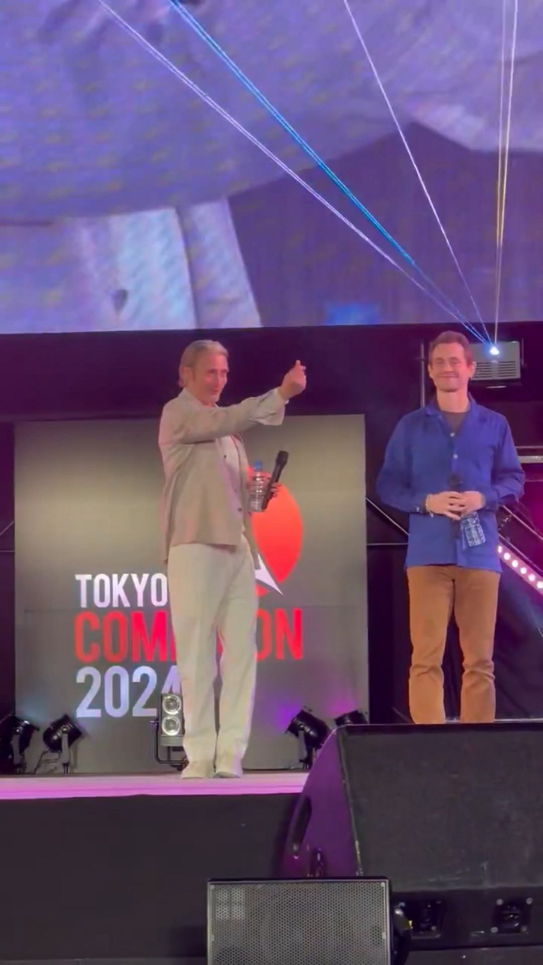 拔杯重聚！《汉尼拔》主演麦斯·米科尔森、休·丹西合体亮相2024东京漫展。此刻你