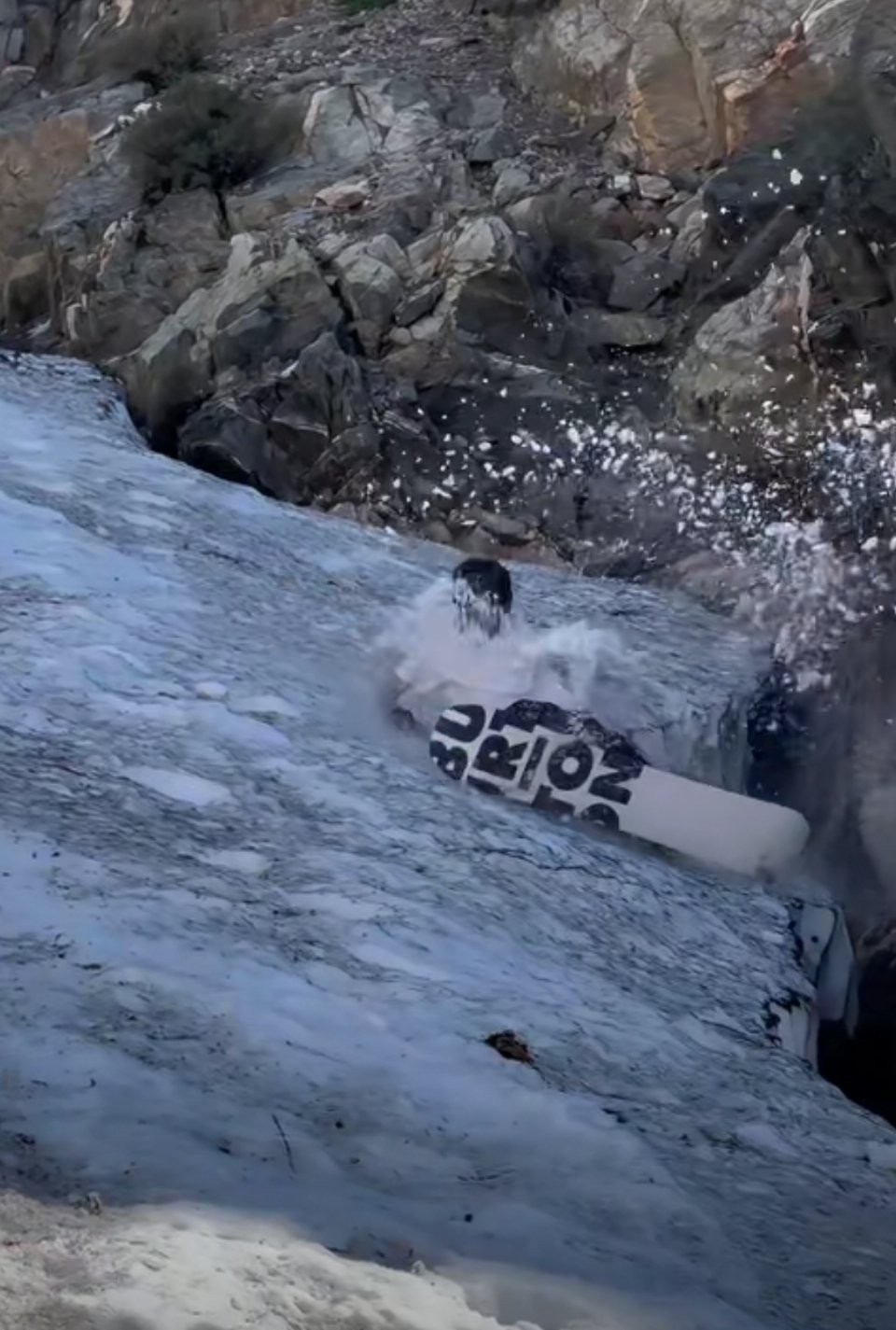 沉睡的滑雪王子刚醒就这么抽象讲真这是什么意思我也不懂。某博主说沉睡刚醒，发布滑雪