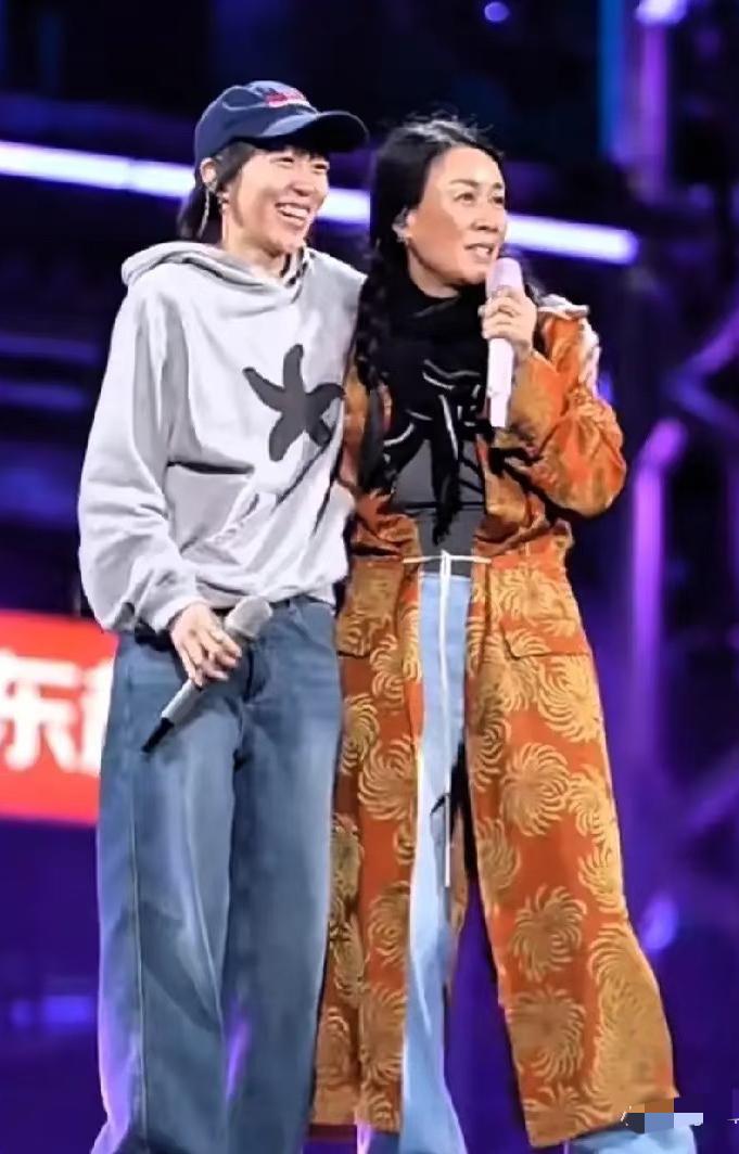 窦靖童在节目里见到那英，开口叫了声“那英老师”。

那英立刻扭头：“啥？你喊我啥