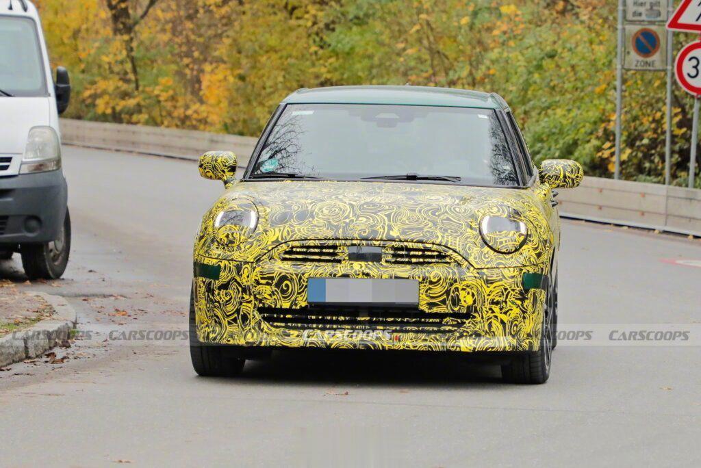 全新MINI COOPER五门版谍照
其外观基本延续了三门版车型的设计，主要是对