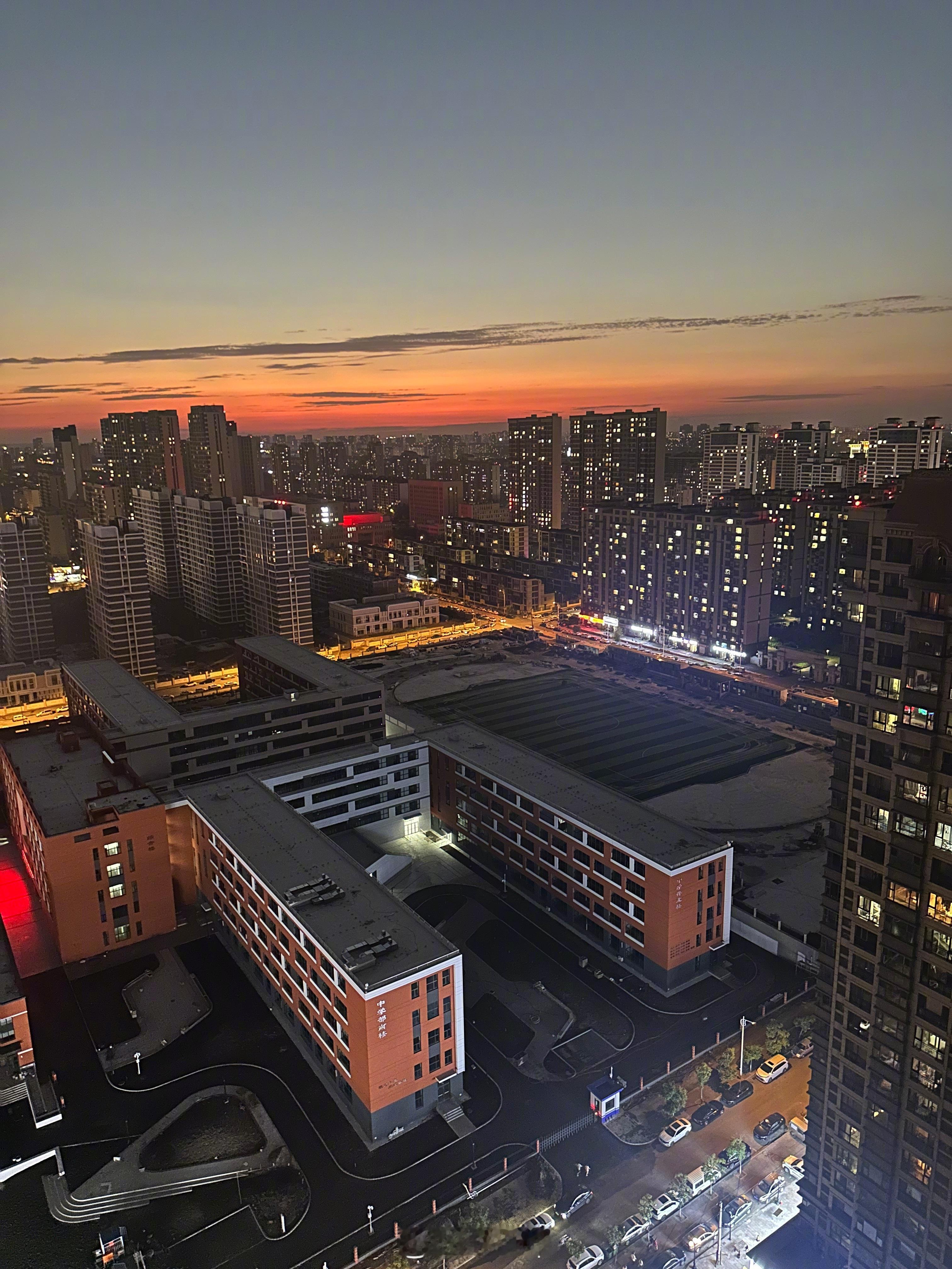 我们刚买房子的时候，这里是一片荒地，老头老太太都去种菜了。前两年听说规划成了教育