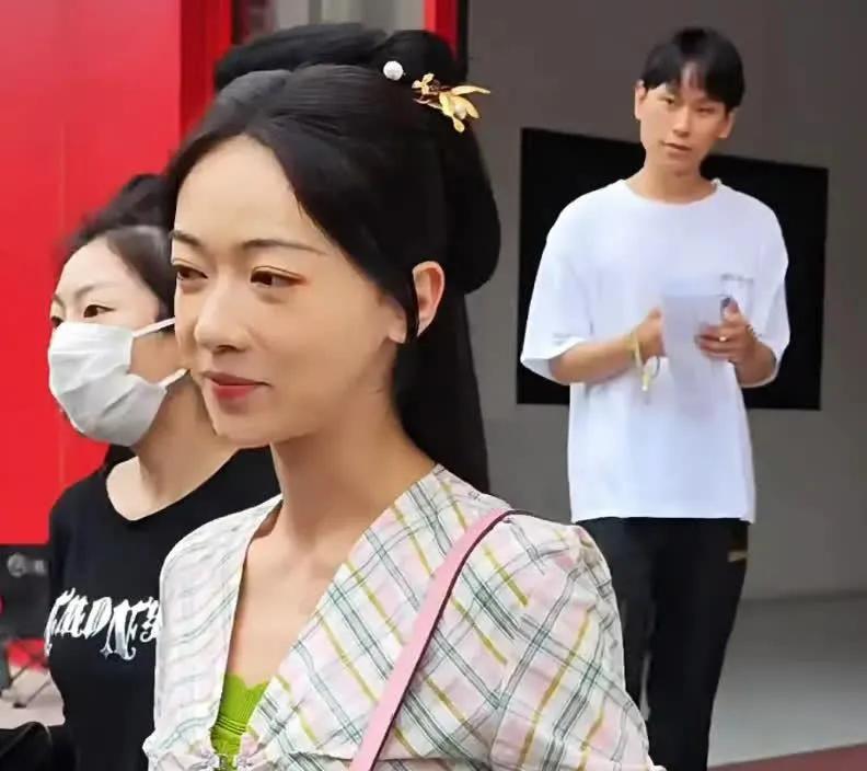 这是吴谨言吗？肌肤干瘪无色，鼻翼两边的法令纹线路走势显眼。感觉她一下子老了十岁。
