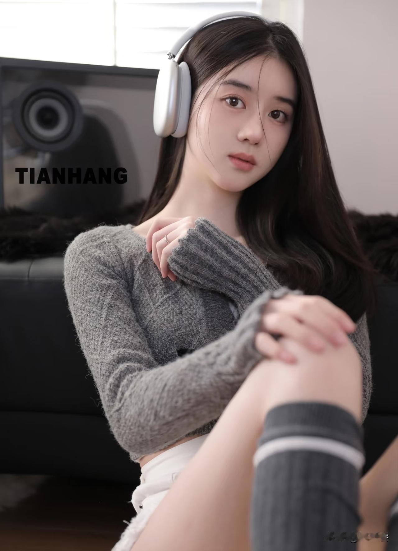 宅家少女，耳机相伴，舒适自在。