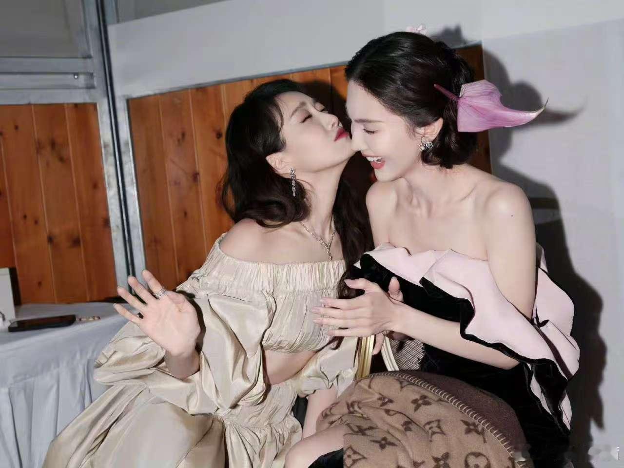 宋茜金晨合照宋茜晒和金晨合照宋茜晒和金晨合照，好美，[抱一抱][抱一抱] ​​​