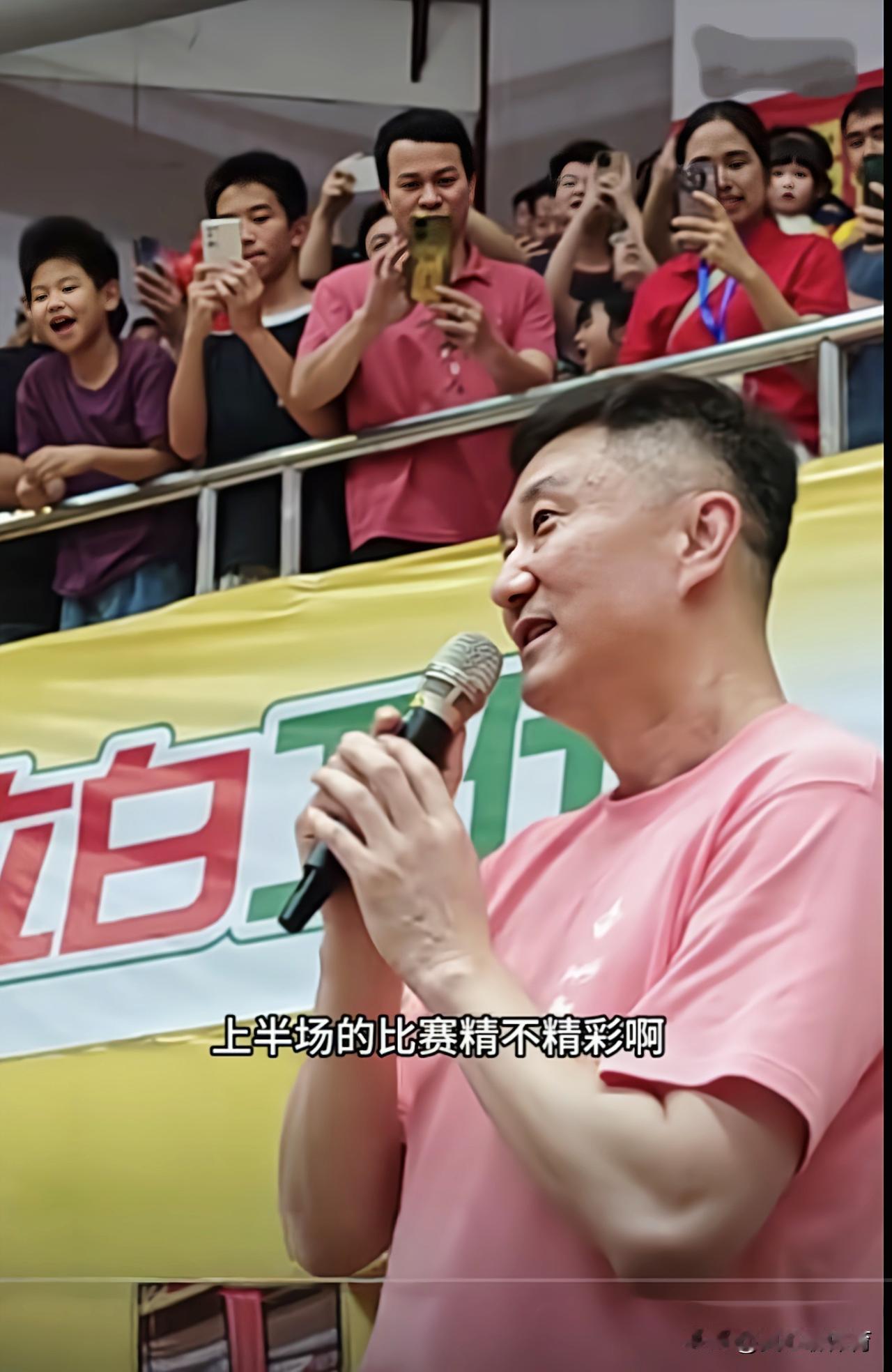 广东队主教练杜峰现身罗定体育馆观看云浮队VS中山队的粤BA的比赛，为赛事增添了看