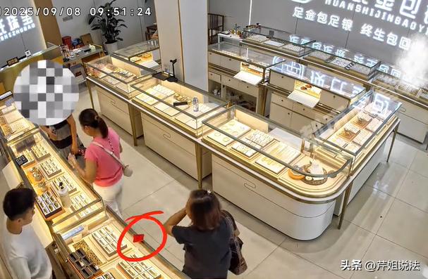 湖北，一位阿姨，说要到黄金店里来购买首饰。进来之后，也没有看首饰，倒是碰到一名女