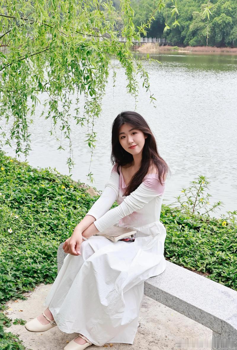 属狗人属牛人最讨厌属狗人。属狗的人虽然性格和蔼、忠诚专一，但是他们偶尔会过于严肃