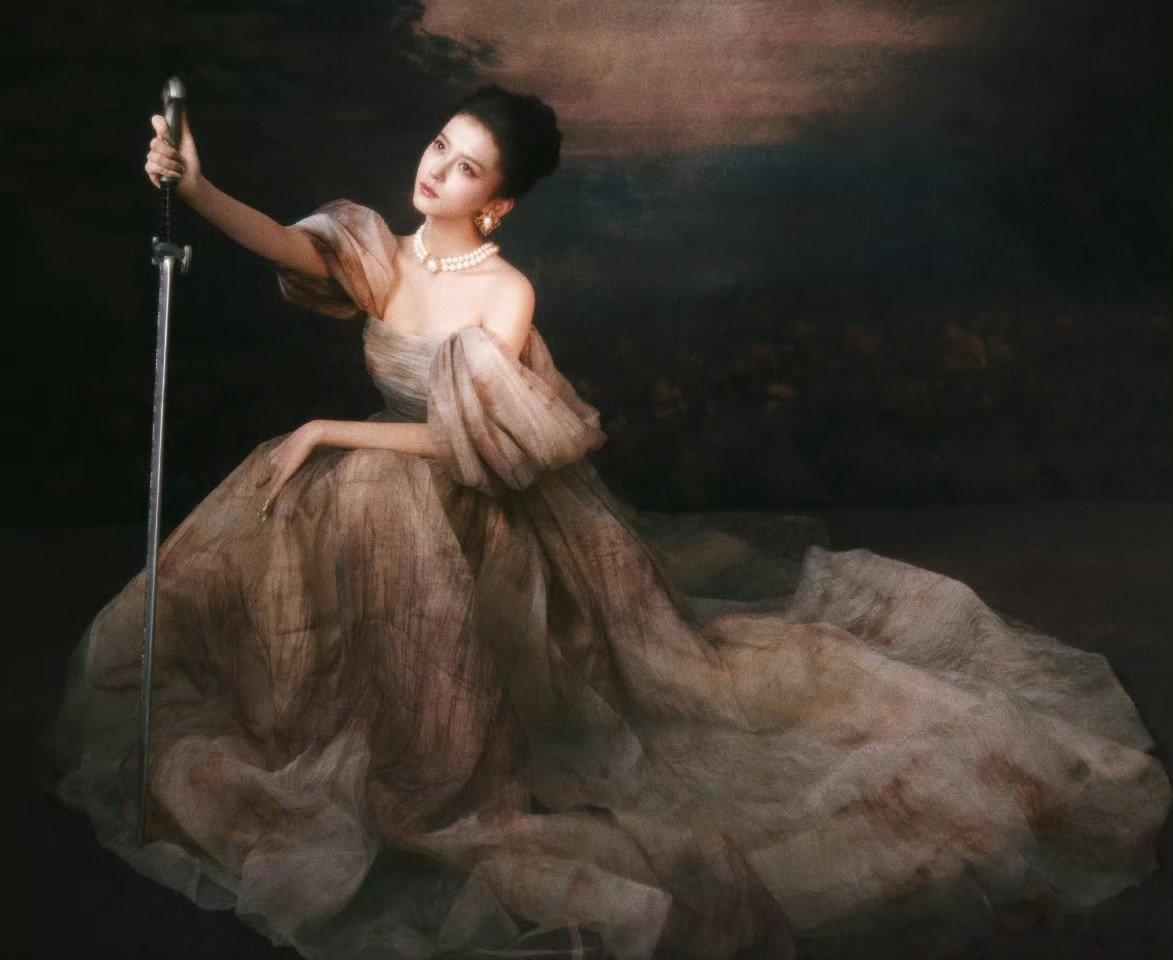 沈月合诗雨撞道具微博视界大会沈月合诗雨撞造型了吧，两个人都是宫廷风执剑少女！沈月