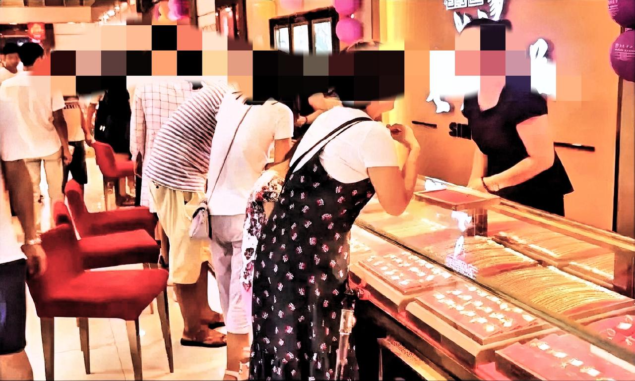 胖东来金店被盗
损失近90万黄金，
东来哥今年接连倒霉，先是西贝事件，现在又被水