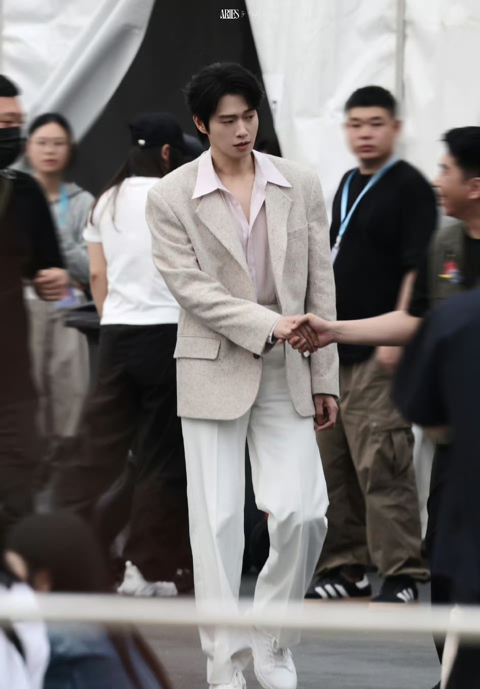 魏大勋五四晚会录制路透，矜贵清俊的贵公子！！