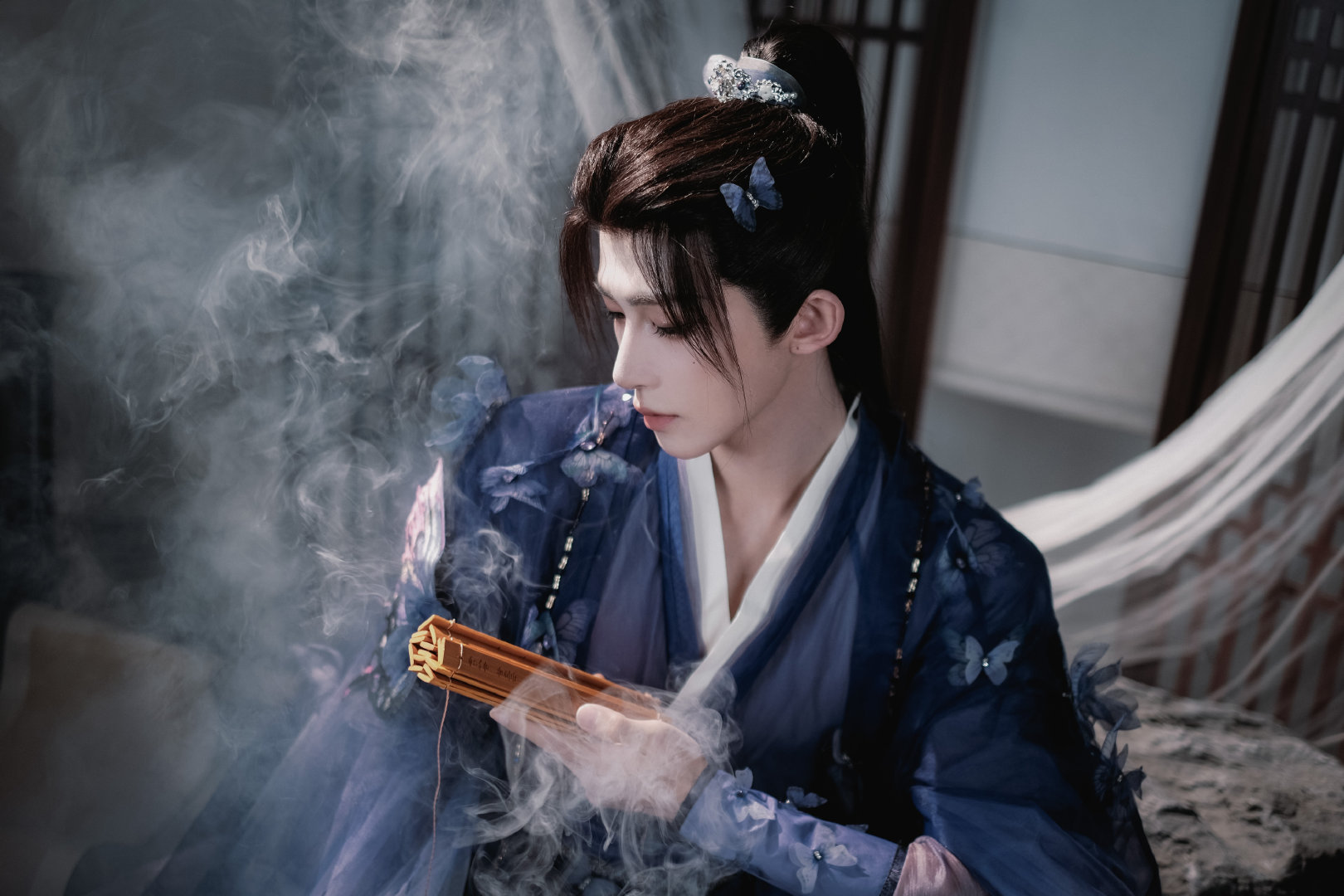 刘宇国风舞台太绝了刘宇国风舞台美到窒息！墨色晕染间宛如从古画走出，翩然身姿配雅致