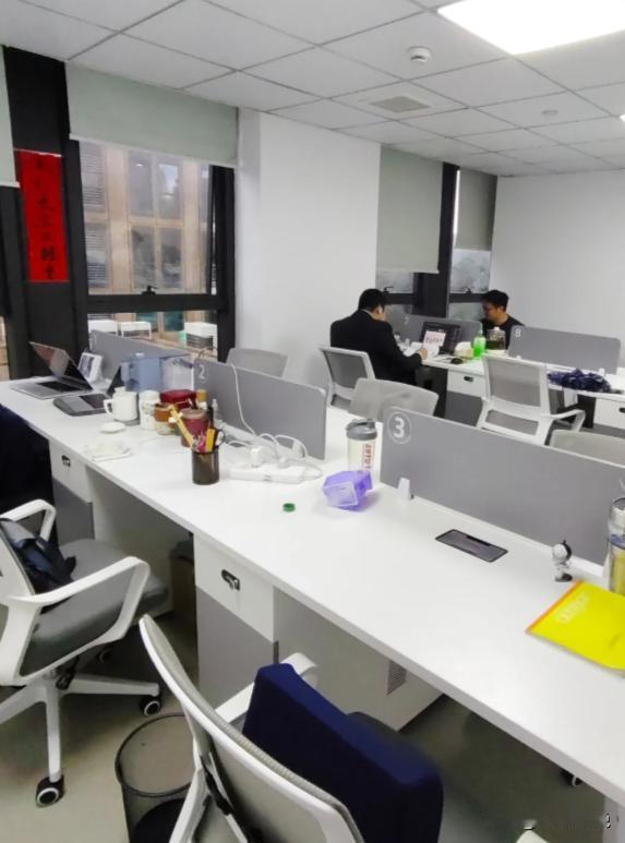 上午才来报到的新员工，工位上还没坐半天，没熬到午休就走了。问原因，说这种牛马食槽