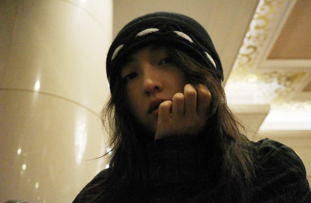 张子枫的一组戴帽子日常～“戴帽子 过冬她瞅来瞅去” 