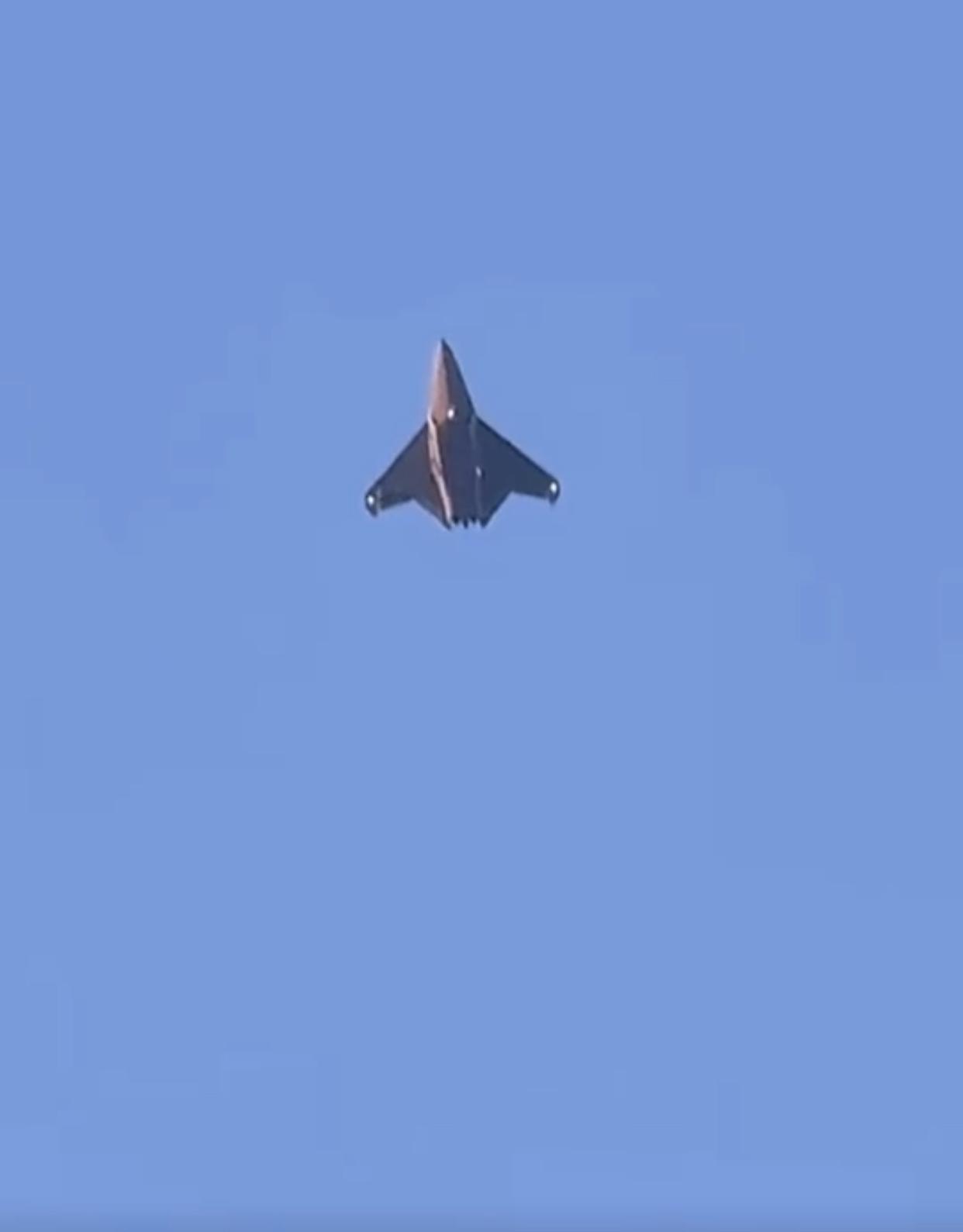 没有空速管的沈飞六代机二号机原型机在进行密集试飞