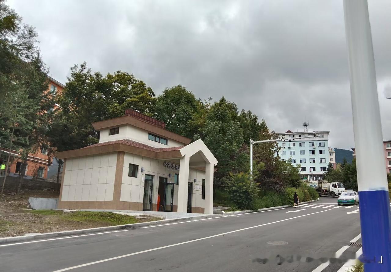二零二六年九月五日，吉林省临江市一座小镇上的公共厕所。

二十世纪五六七十年代，