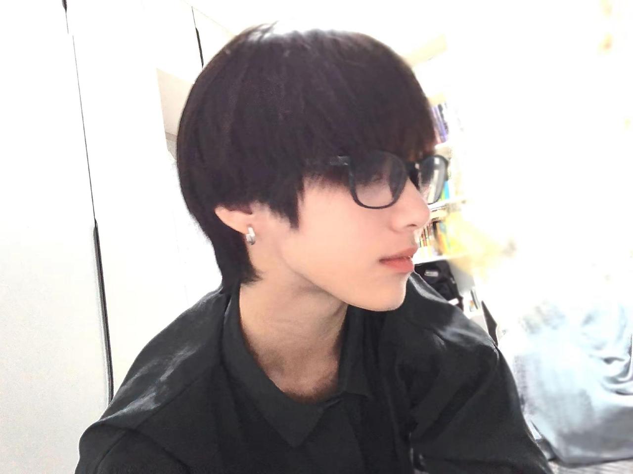 ☺️。你们清列还需要一个一个删 而我只需要发一张自拍