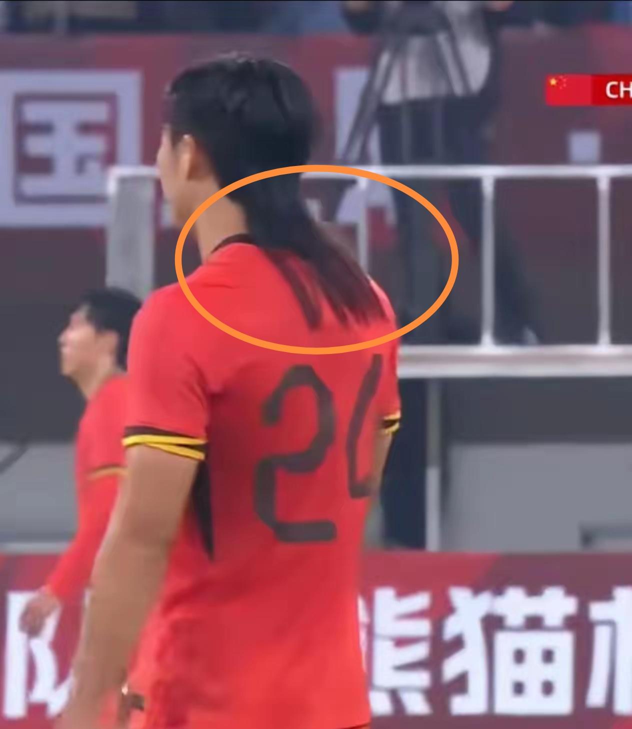 这发型，这指甲，这一坨“腹肌”，确实与众不同啊！你要是踢得好，我们也认了，也忍了