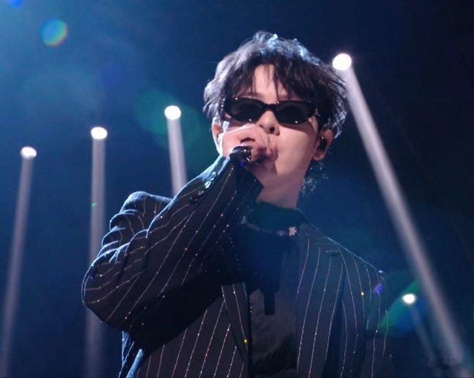 不断突破自我尝试多元曲风，快慢曲风自如切换，情感表达精准到位，尤长靖舞台可塑性愈