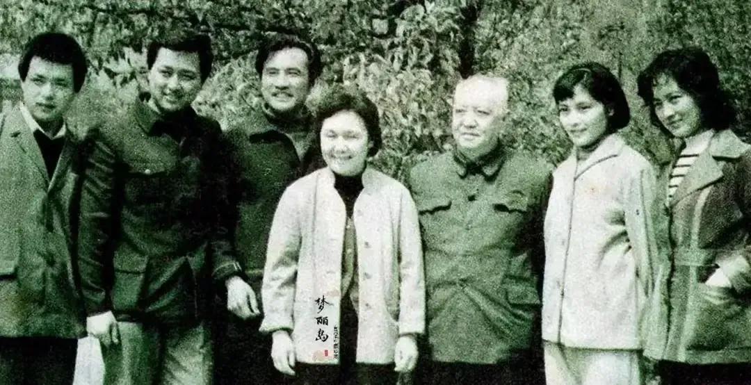 白杨老师和优秀青年演员杨在葆 迟志强 宫喜斌 张金玲 宋晓英合影
青年优秀创作奖