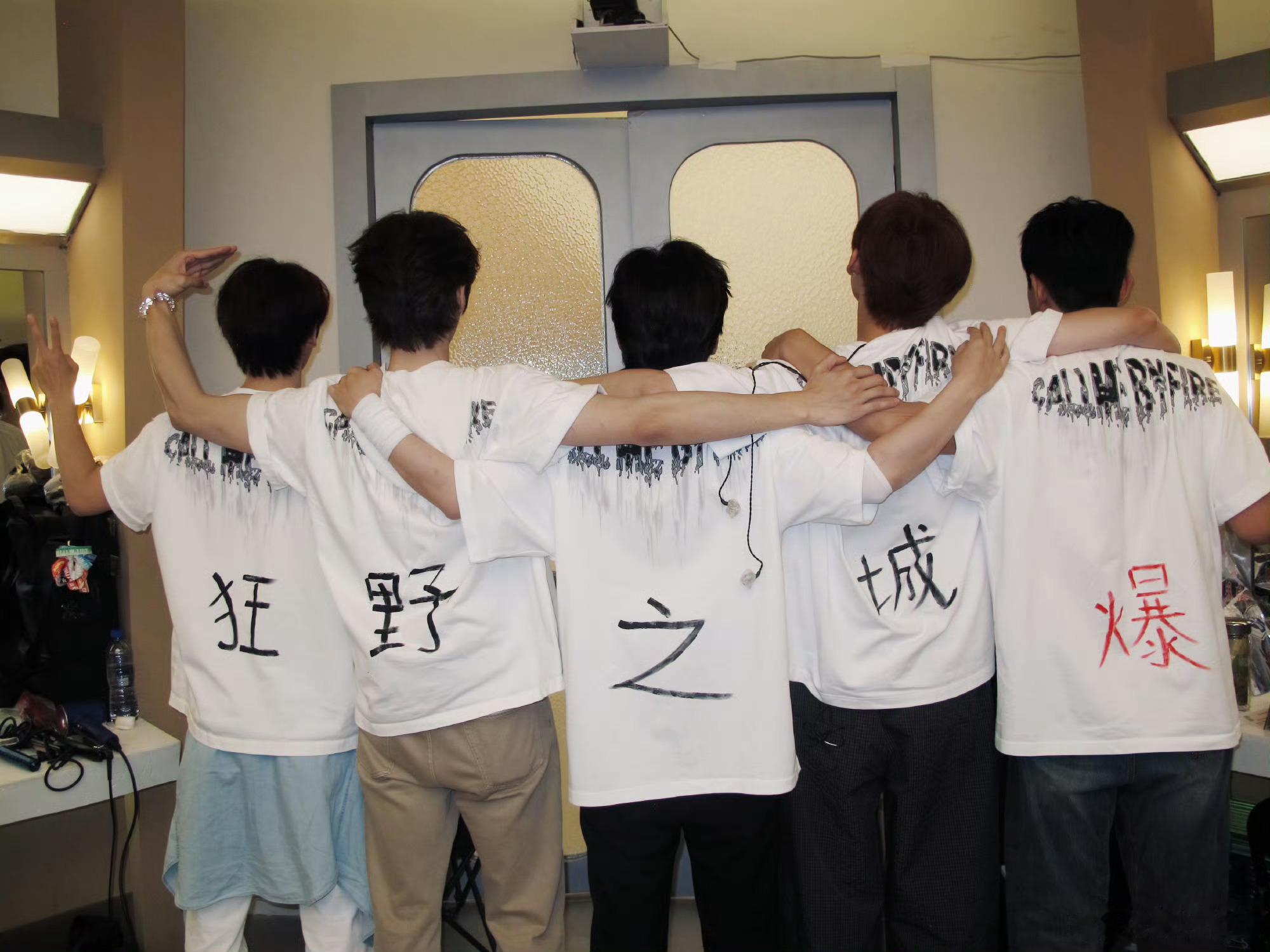 颜安臂展颜安好长的臂展啊！一下子搂了四个人，双开门来的，这看着也太有安全感了吧[
