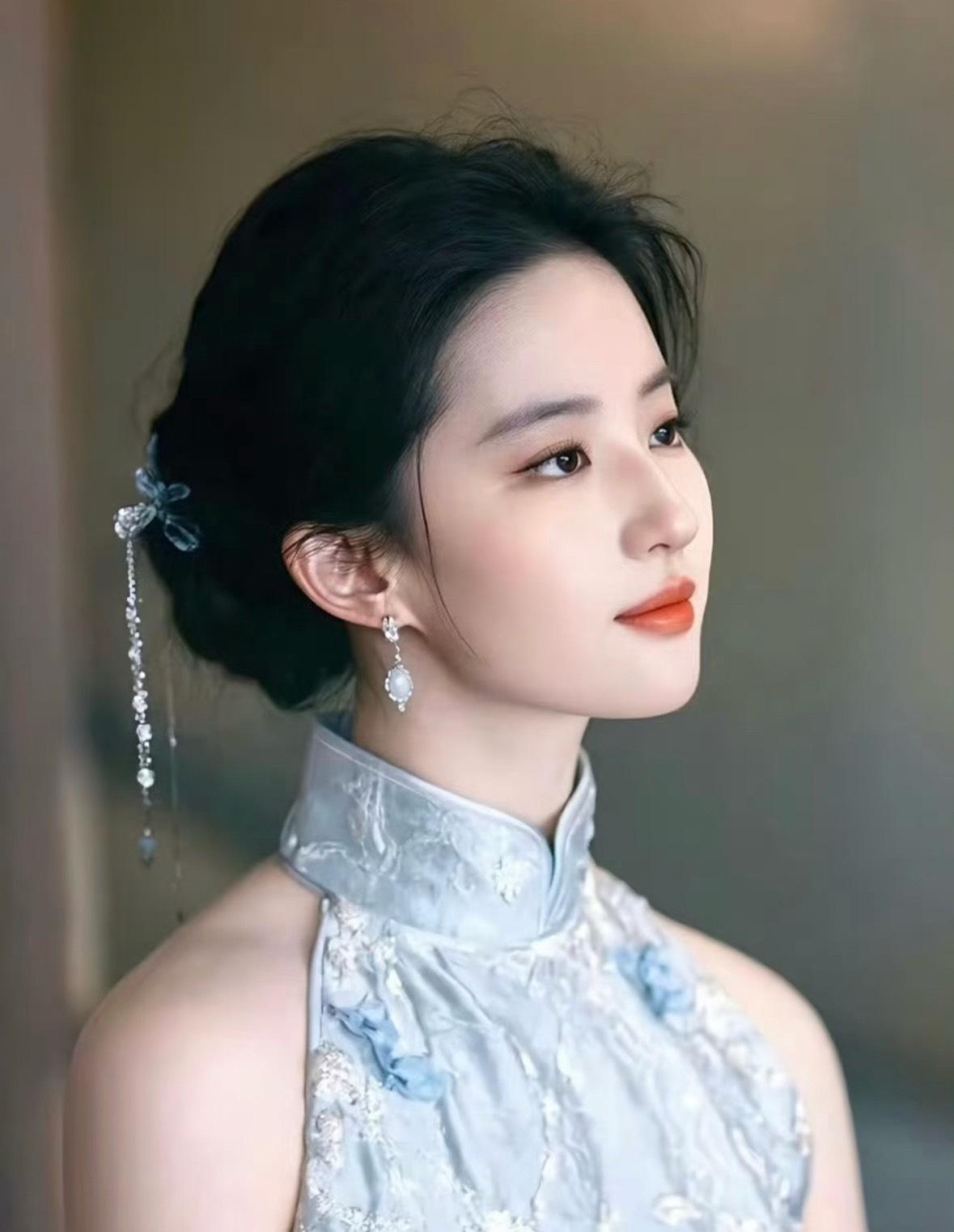 八月份的时尚圈，因为两本杂志，突然就热闹起来了。

刘亦菲上了《W》中文版创刊封