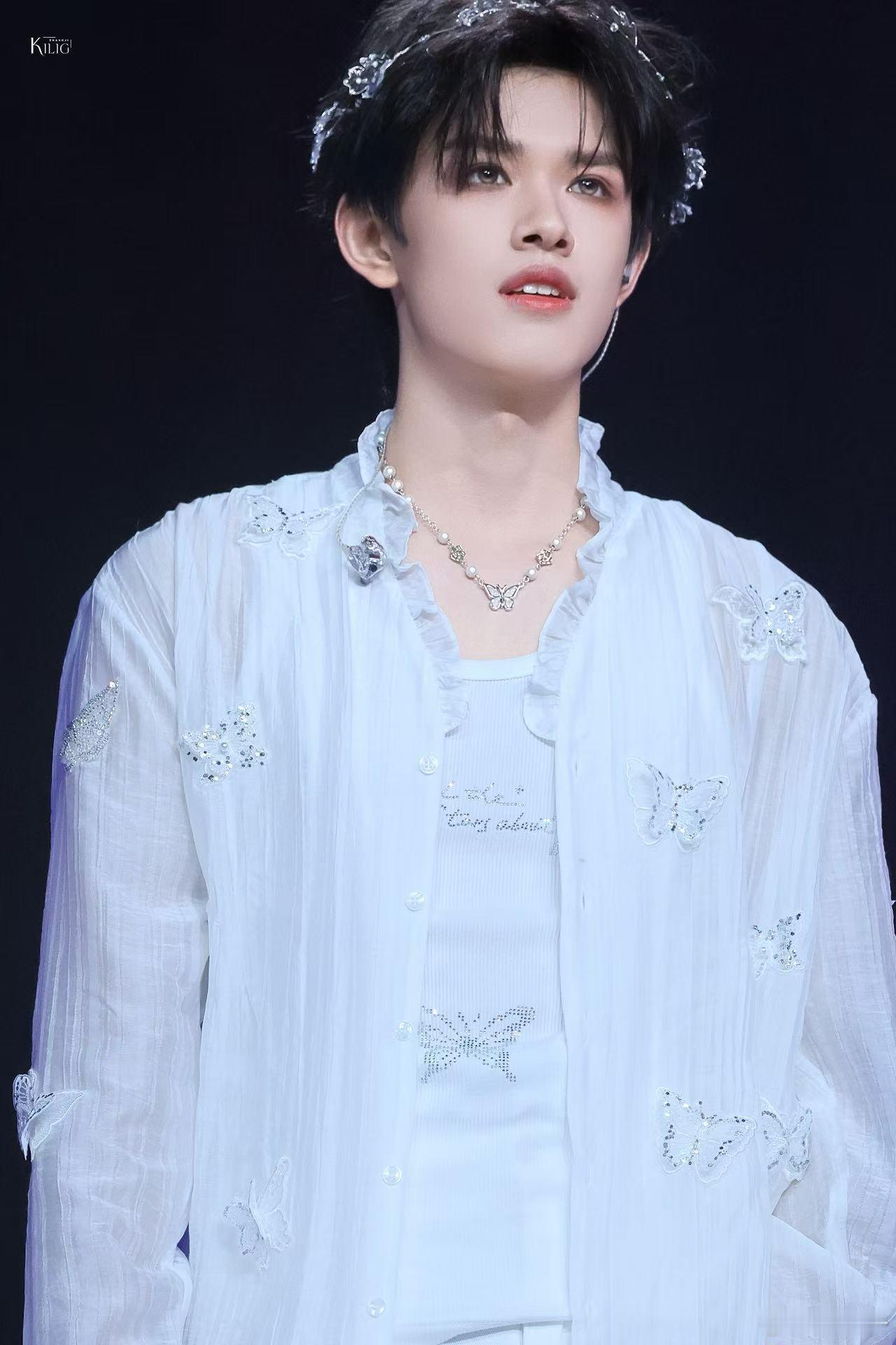 张极 再浪漫一下 舞台上的张极永远带着一股热烈的浪漫，不管是唱功还是台风都越来越