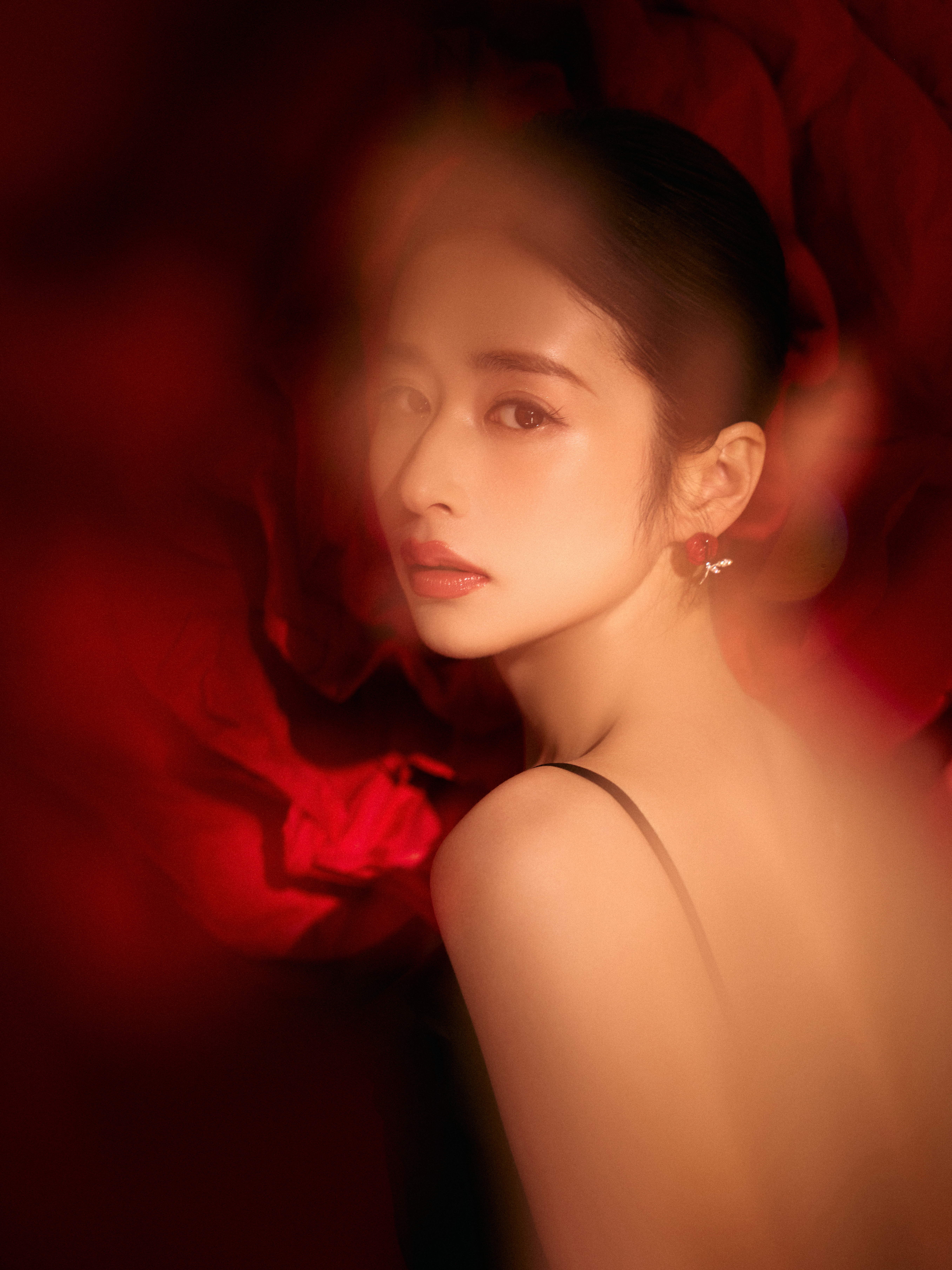 颖儿微醺红玫瑰颖儿这组图也太美了吧！！吊带黑色长裙搭配红玫瑰，混着晚风里的红酒轻