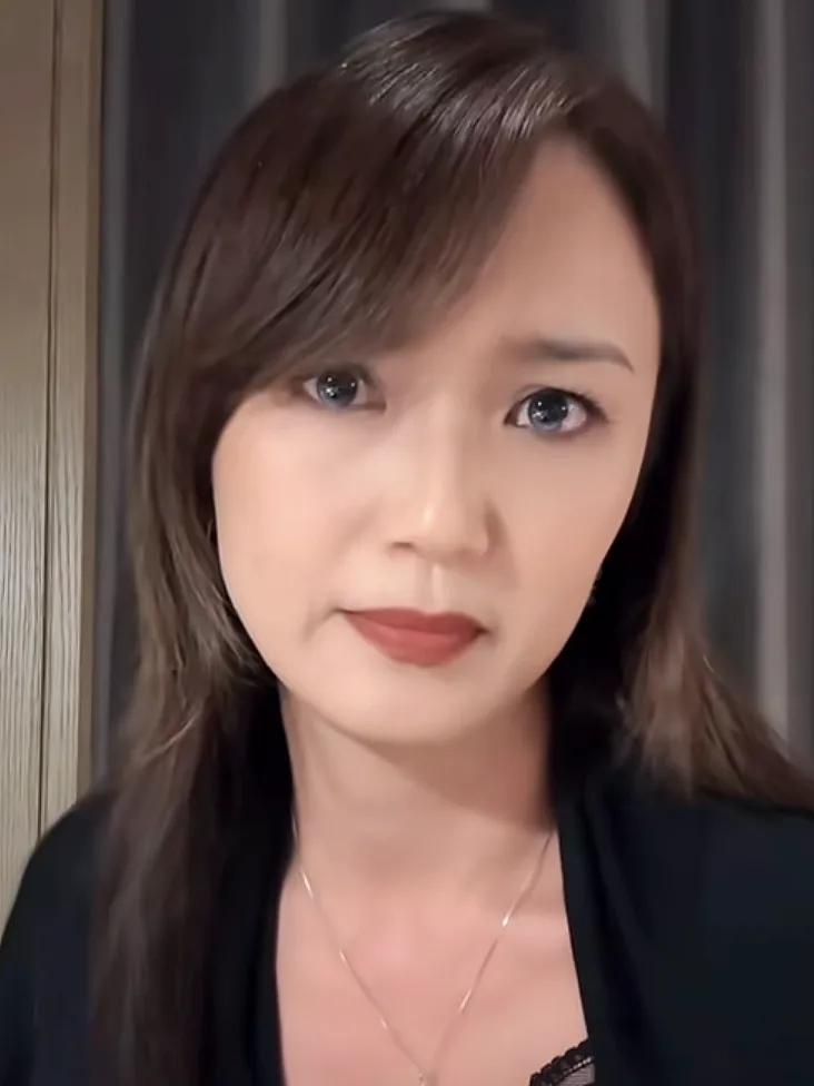 当众抽烟、连杯水都不给喝！新加坡女星直播前怒取消合作！
 
6月17日，广州，新
