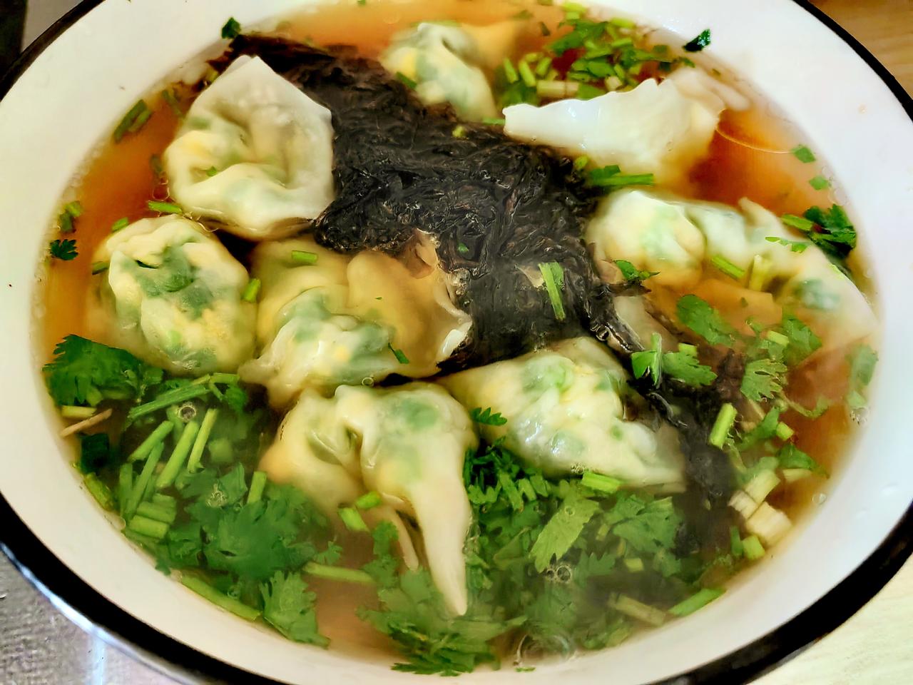 早餐。6只韭菜鸡蛋馅馄饨。太座给我裹的。