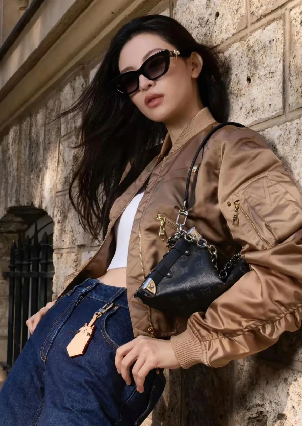 钟楚曦咖色棒球服造型封神
 
钟楚曦这一身也太会搭！咖色短款棒球服搭白色露脐装，