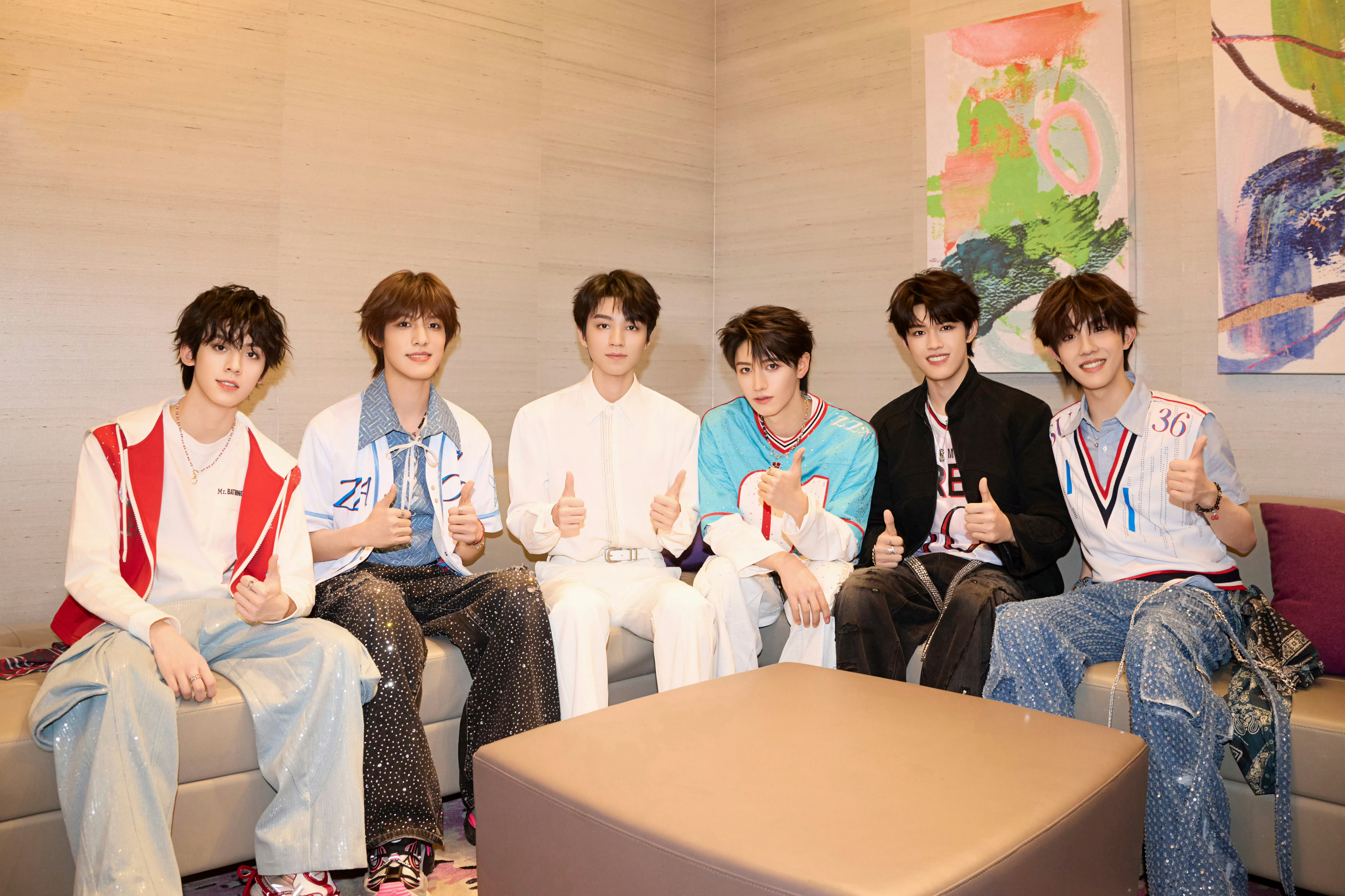 王俊凯登陆少年合影滴！王俊凯和登陆少年合照了～王俊凯还点赞了登录少年的微博