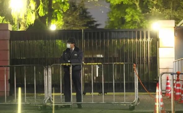 日本自卫队军官持刀强闯大使馆一事，背后的水非常深。
 
现在可以明确的是，那名 