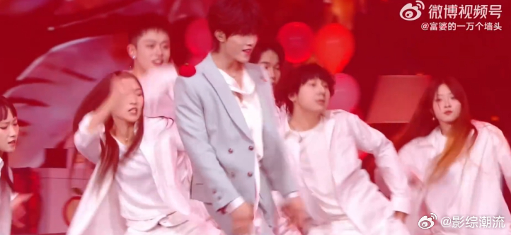 苏新皓的19岁成长分享会苏新皓再跳散落的华服 看到苏新皓在19岁成长分享会再跳《