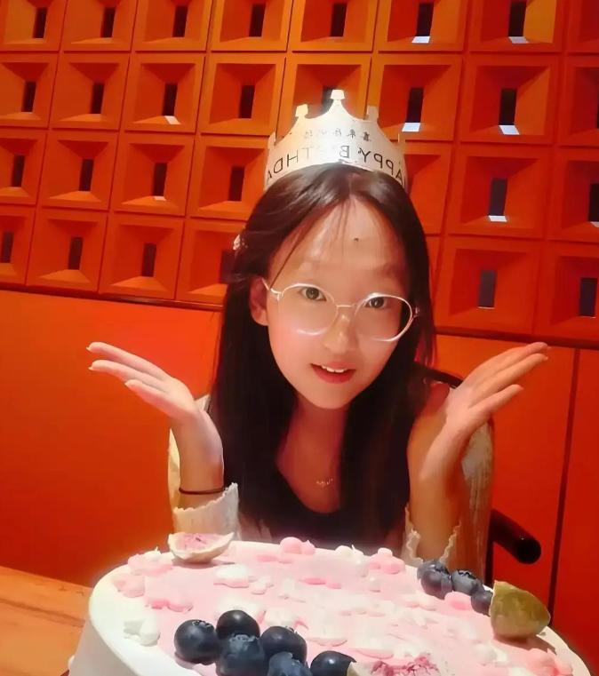 河南商丘，一个17岁的女孩，没爹没妈，跟着姑姑和姑父过了14年。被北京大学录取时