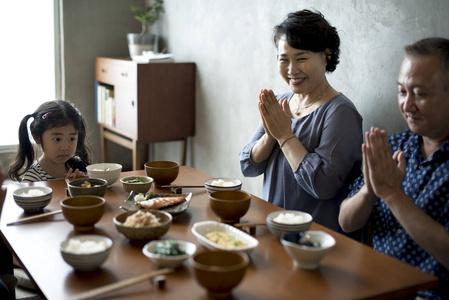 让你和日本人做朋友，你愿意吗？
 
这么说吧，一个人若是个好人，他是日本人德国人