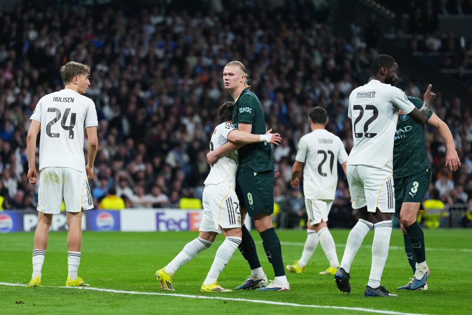 今天比赛中去防守哈兰德的球员们.....😭😭😭😭😭😭😭😭😭😭