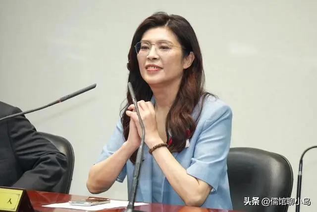 郑丽文的能力有限，这次来大陆参观访问，也是顶着很多压力。其实大家都懂，当年的洪秀