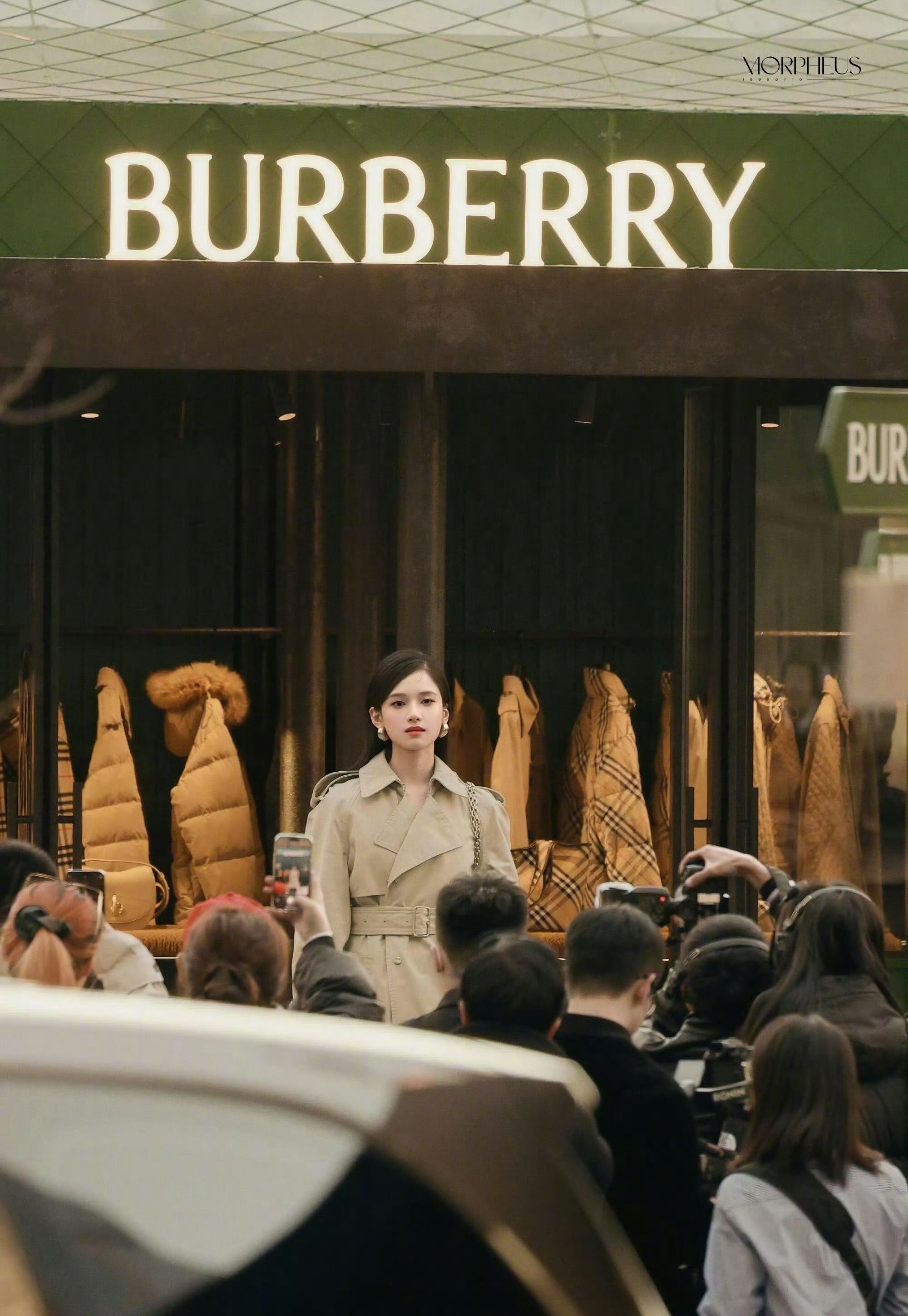 啊啊啊啊张婧仪这拍的好有感觉，人群之中的女王[哇]好贵气~ 