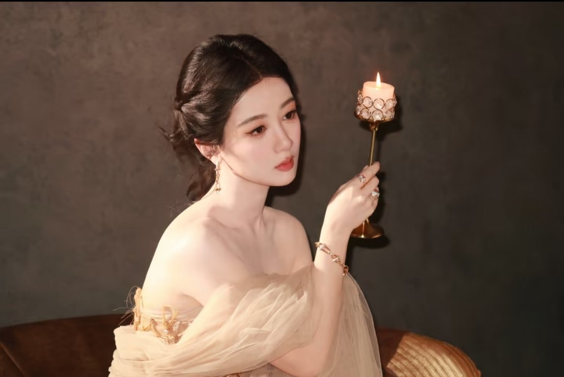 强女姿态拍照杨紫瘦了好多 鎏金为冕，自成光芒当灯光暗下又亮起，她身着鎏金高定礼服