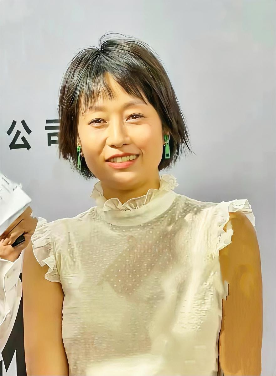 感觉马伊琍现在一点都不爱收拾自己，不化妆、头发乱糟糟，脸发黄还发腮，难道心里已经