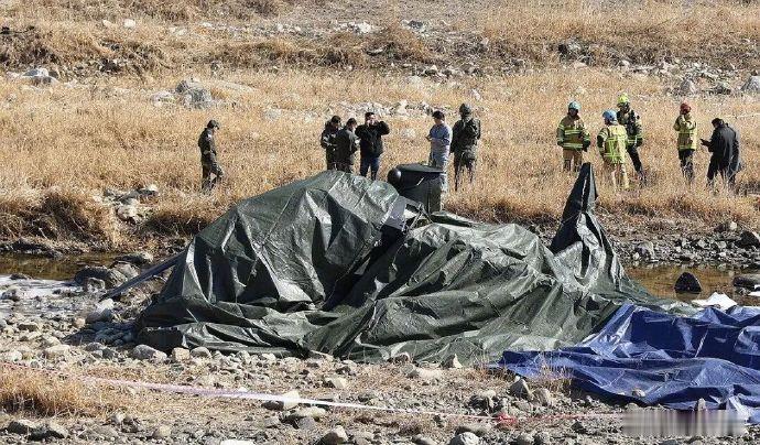 【韩国军用直升机坠毁现场画面曝光】据韩联社消息，韩国京畿道加平郡9日上午11时左